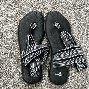 Sanuk flip flops, yoga map bottoms, size 8.5